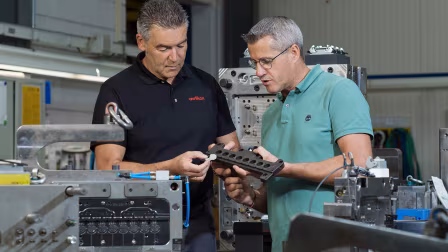 Regis Marseu (rechts), Senior Tooling Expert bei FWB Kunststofftechnik, freute sich über den treffsicheren Rat von Michael Bilo, Key Account Manager Plastics bei Oerlikon Balzers.
