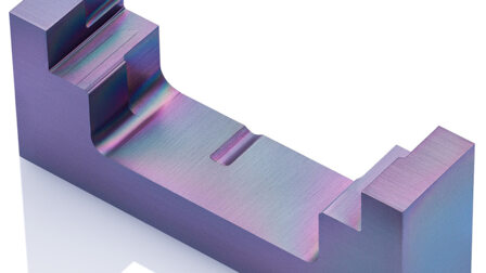 Mit  Notching-Werkzeugen werden Elektrodenfolien in Form geschnitten. Die regenbogenfarbene Kohlenstoffschicht BALINIT MAYURA sorgt dabei für hohe Schnittkantenqualität und Werkzeugstandzeit. Foto: Oerlikon
