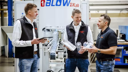 Bei der Massenherstellung von PET-Flaschen übernehmen Blasformen eine Schlüsselrolle. Im Vorfeld liefern Tests im Flaschen- und Blaslabor von Röders wertvolle Erkenntnisse, wissen Steffen Lühning und Helge Heuer von Röders wie auch Jens Oppermann von Oerlikon Balzers (v. links)./ Foto: Oerlikon Balzers