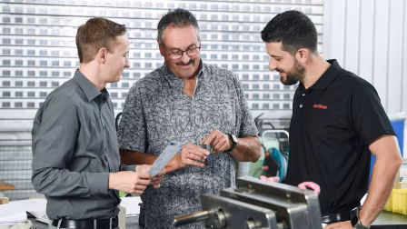 Auf der richtigen Spur (v. links): Lucas Höer und Andreas Ziller von SAXONIA-FRANKE und Kundenberater Alexander Sulz von Oerlikon Balzers wählten BALINIT MAYURA als Beschichtung für die Stempel aus. / Foto: Oerlikon Balzers 