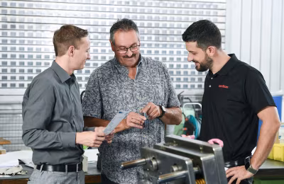 Auf der richtigen Spur (v. links): Lucas Höer und Andreas Ziller von SAXONIA-FRANKE und Kundenberater Alexander Sulz von Oerlikon Balzers wählten BALINIT® MAYURA für das Stanzbiegen von hochfestem Edelstahlblech. / Foto: Oerlikon Balzers