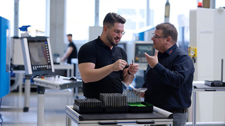 Gemeinsam auf der Suche nach neuen Lösungen für die Kundenanforderungen (v. links): Dino Lirk, Technischer Leiter bei Scheinecker, und  Dirk Schmidt, Product & Key Account Manager Diamond bei Oerlikon Balzers. / Foto: Scheinecker