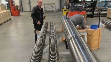 Zwei Extruderschnecken und der zugehörige Doppelschneckenzylinder im WAFO-Werk Pirmasens