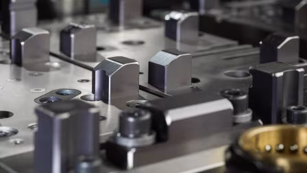 Bei Winkhaus werden Beschläge-Teile rund um die Uhr produziert. Höhere Standzeiten resultieren deshalb in deutlichen Effizienzgewinnen. Im Bild: mit BALINIT ALCRONA EVO beschichtete Umformstempel.