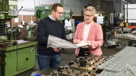 Stephan Kortenbrede (links), Leiter des Betriebsmittelbaus bei Winkhaus, und Susanne Hecke-Fiss, Kundenberaterin Umformung bei Oerlikon Balzers.