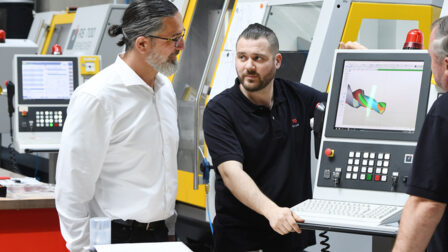Balzers-Kundenberater Metin Cetin (v. links) und Benjamin Ravida, Fertigungsleiter Schleif- und Erodiertechnik bei YG1betrachten die Simulation eines Schleifprozesses im Technologiezentrum Oberkochen von YG-1. / Foto: Oerlikon Balzers