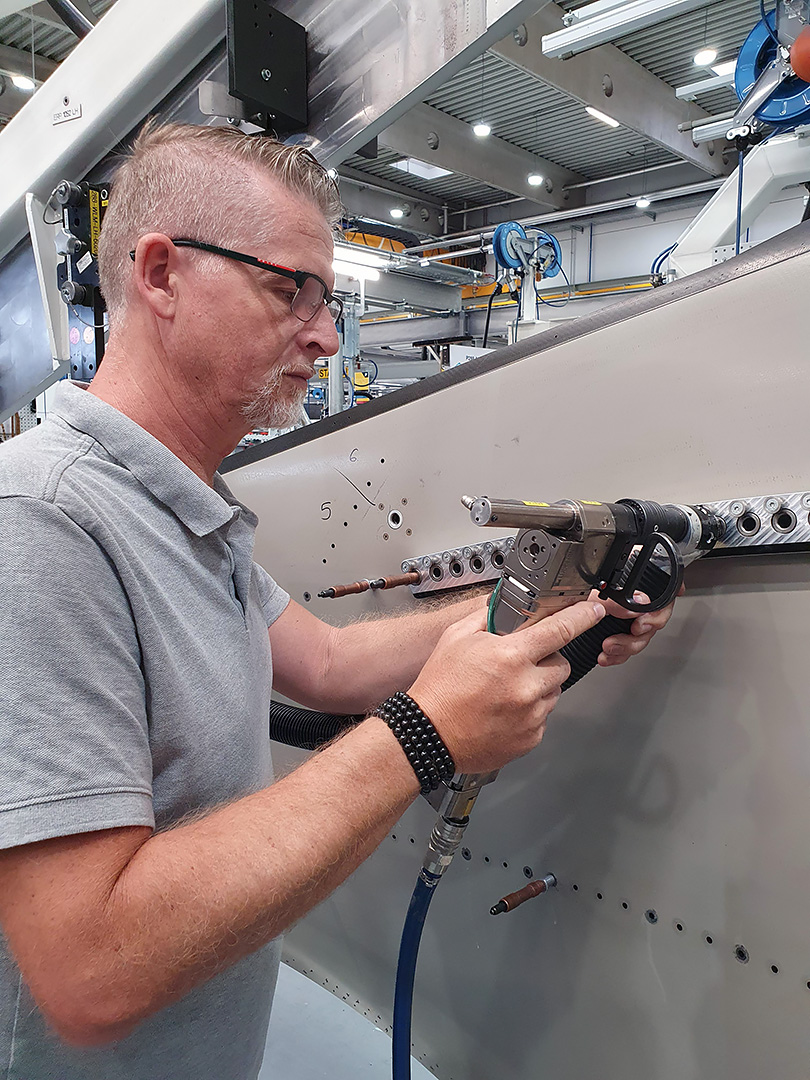 Highly abrasive machining of composites places extreme demands on tools. The drilling solution developed by C6 and Oerlikon Balzers makes the process highly cost-effective with quicker tool changeovers and other process times than before. / Image: FACC