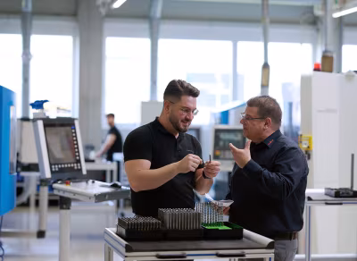Gemeinsam auf der Suche nach neuen Lösungen für die Kundenanforderungen (v.l.): Dino Lirk, Technischjer Leiter bei Scheinecker, und Dirk Schmidt, Product & Key Account Manager bei Oerlikon.