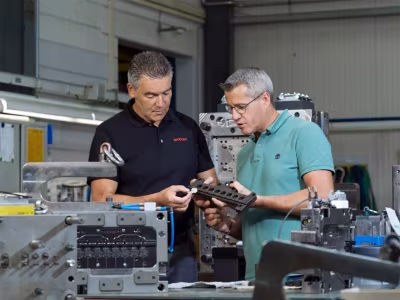 Regis Marseu (rechts), Senior Tooling Expert bei FWB Kunststofftechnik, schätzt den treffsicheren Rat von Michael Bilo, Key Account Manager Plastics bei Oerlikon Balzers.