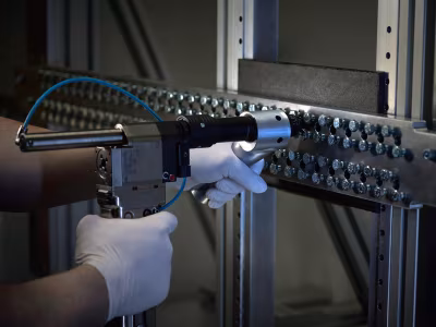 Im Test mit einer halbautomatischen Bohrvorschubeinheit der Marke Lübbering erreichte der mit BALDIA COMPOSITE DC beschichtete VHM-Bohrer von Scheinecker bei der Zerspanung von CFK-Alu-Stackmaterial eine Standzeit von über 1000 Bohrungen.