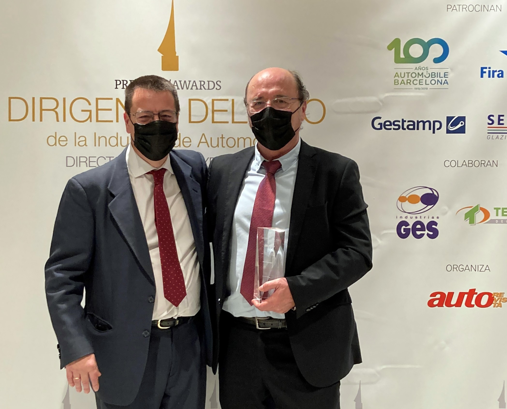 Luis Miguel González, editor-in-chief of AutoRevista, congratulates Juan Carlos Cengotitabengoa, Sales Director of Oerlikon Balzers Spain, on the Technology Innovation Award